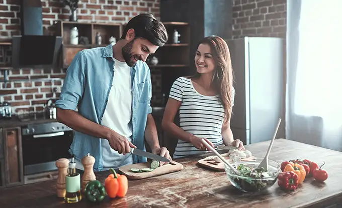 Coppia romantica che cucina insieme