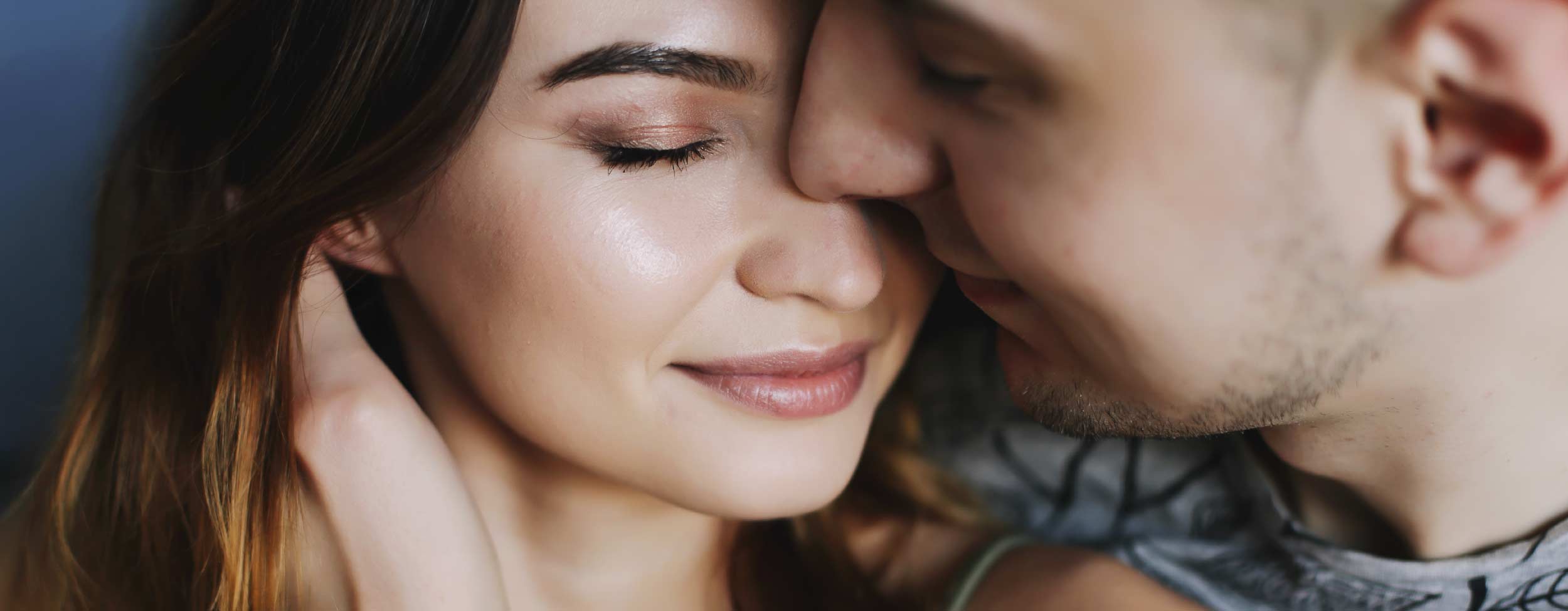 Couple complice pour illustrer des idées à deux