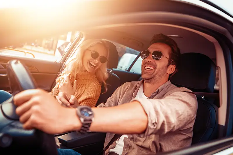 Coppia felice in auto